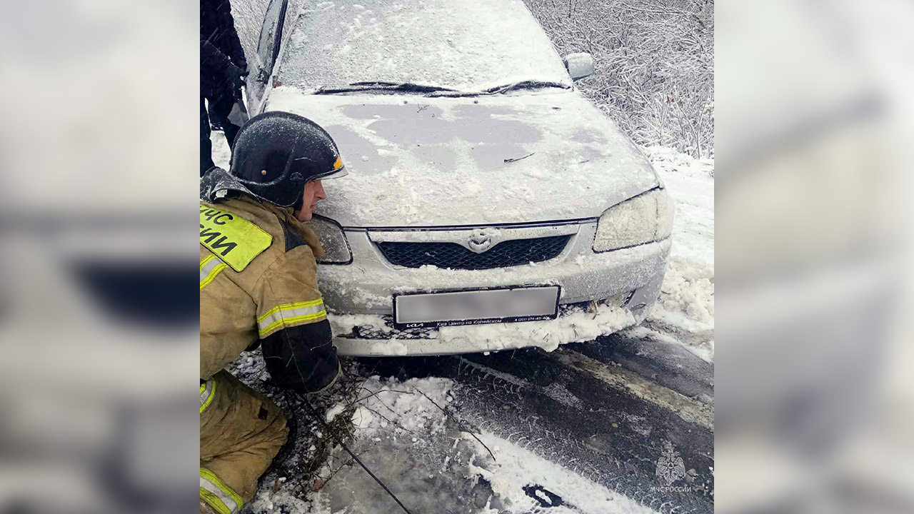 Автомобиль слетел с дороги во время снегопада в Челябинской области