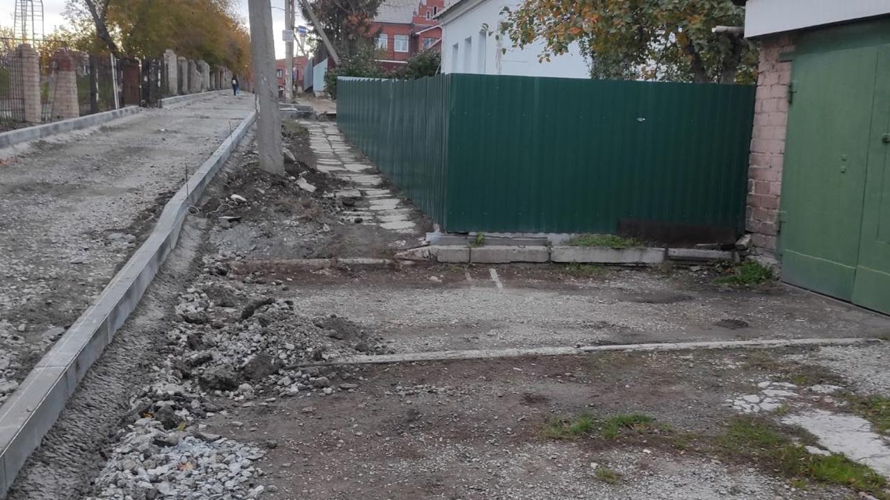 В Челябинске проезд к дому оказался заблокирован после ремонта дороги