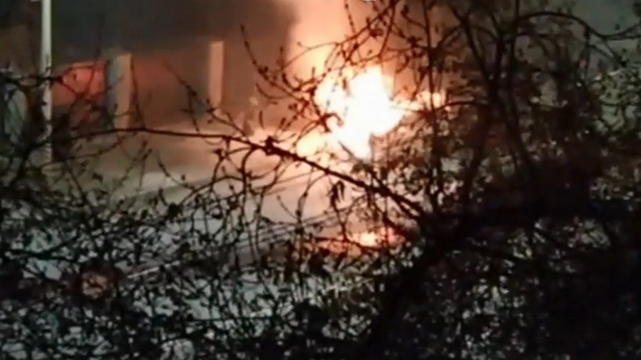 На улице в Челябинске дотла сгорел автомобиль