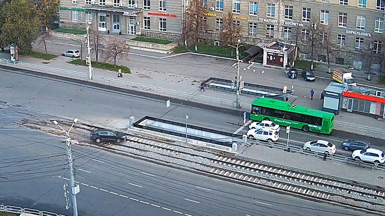 Автомобиль вылетел на трамвайные пути в Челябинске