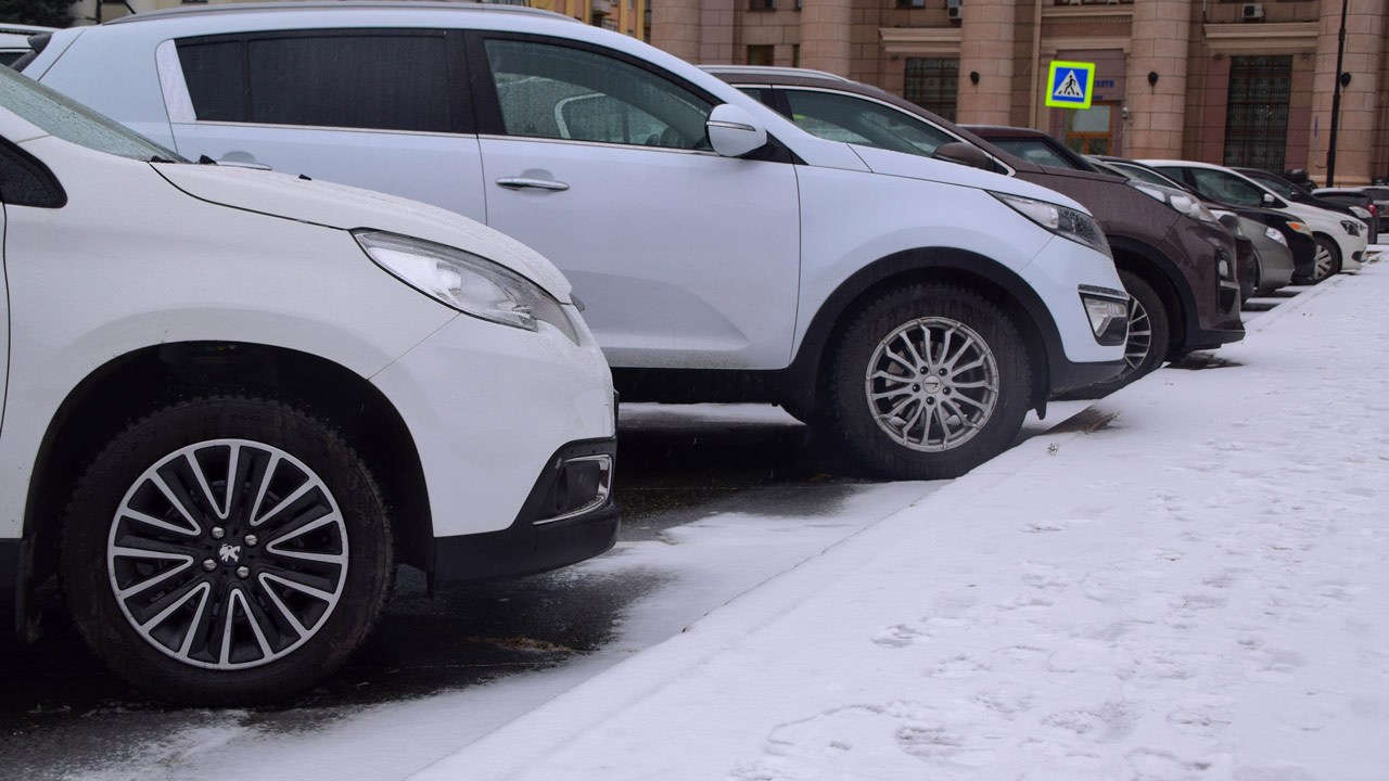 Автомобилистам в Челябинске рекомендовали сменить резину на зимнюю