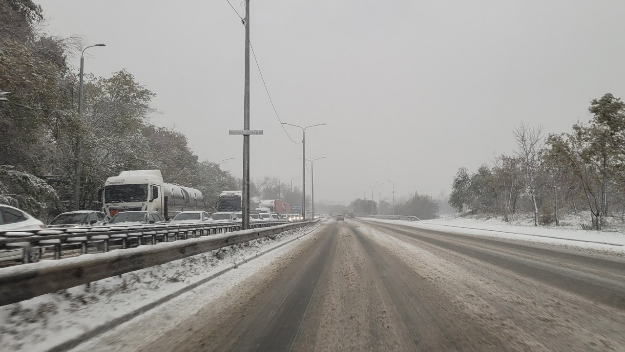 Автомобиль слетел с дороги во время снегопада в Челябинской области
