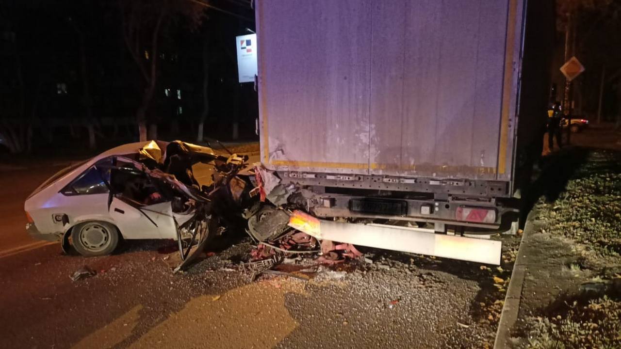 Пьяный водитель "Москвича" въехал в грузовик в Челябинске: скончался пассажир