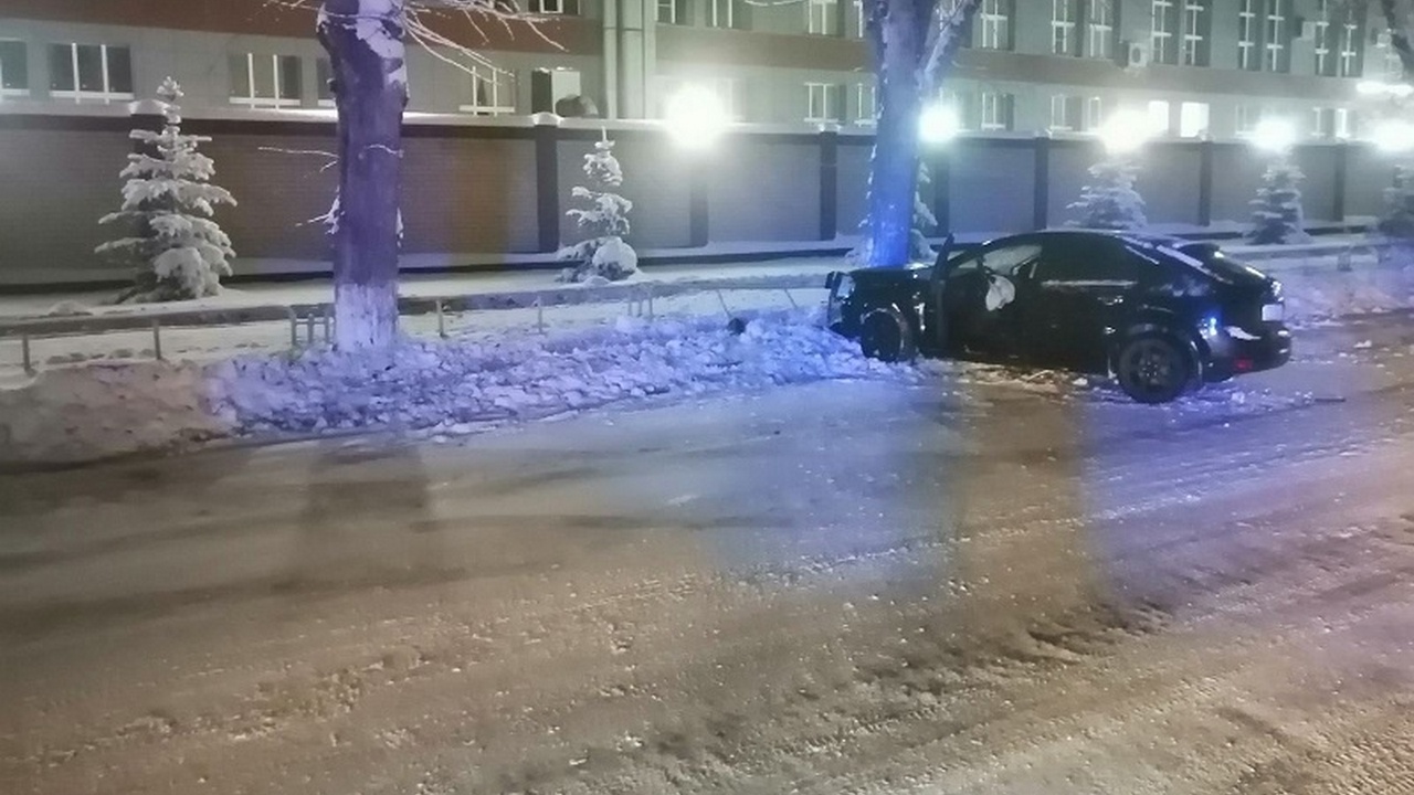 Молодой водитель врезался в дерево в Челябинской области: пострадали две девушки