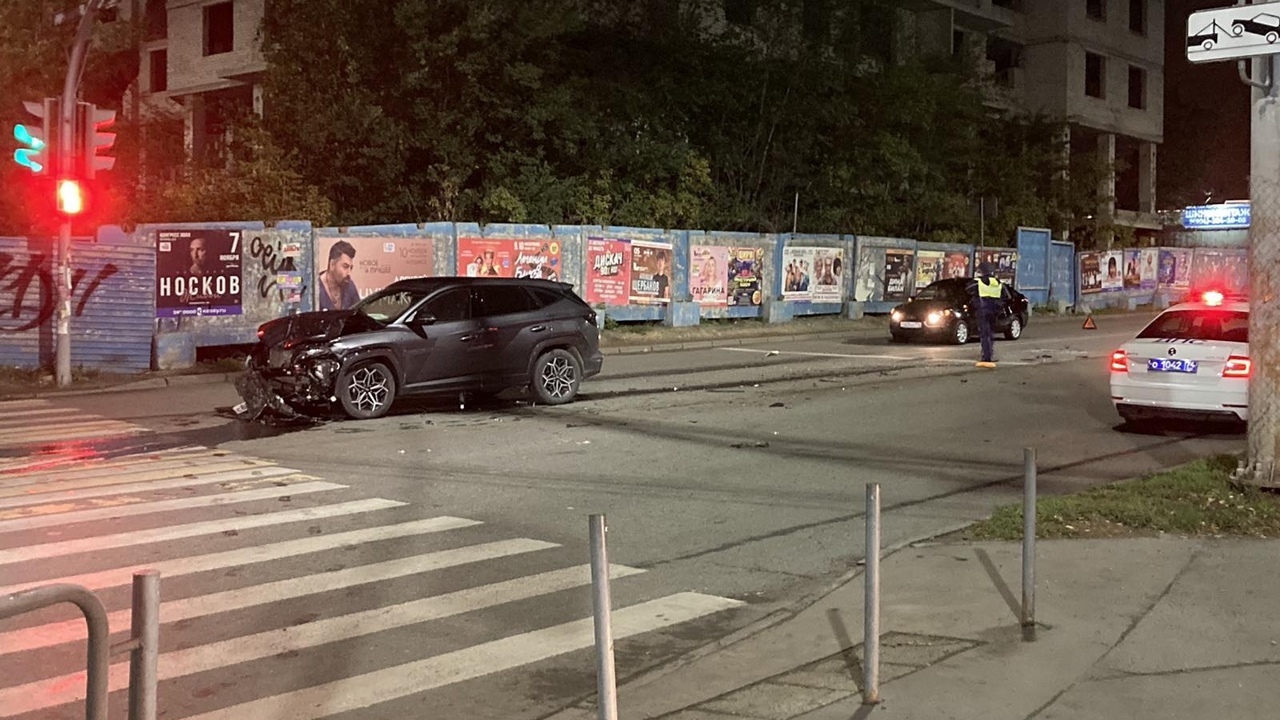 Три автомобиля столкнулись на перекрестке в Челябинске