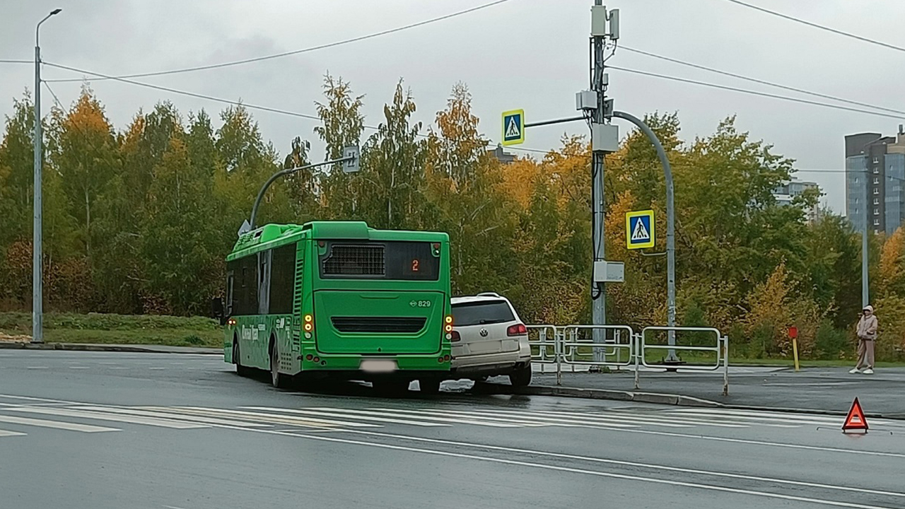 Иномарка столкнулась с автобусом на перекрестке в Челябинске