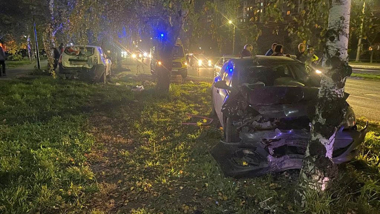Иномарка врезалась в припаркованный автомобиль и дерево в Челябинске
