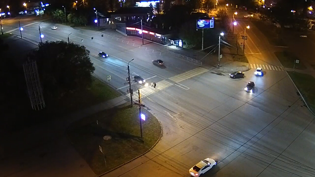 Автомобиль сбил трех пешеходов на переходе в Челябинске