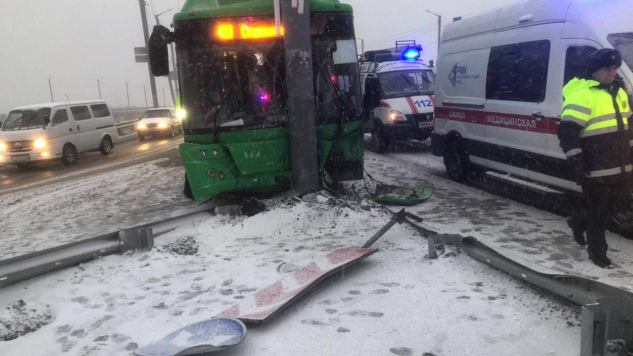 В аварии с автобусом в Челябинске пострадали 12 человек