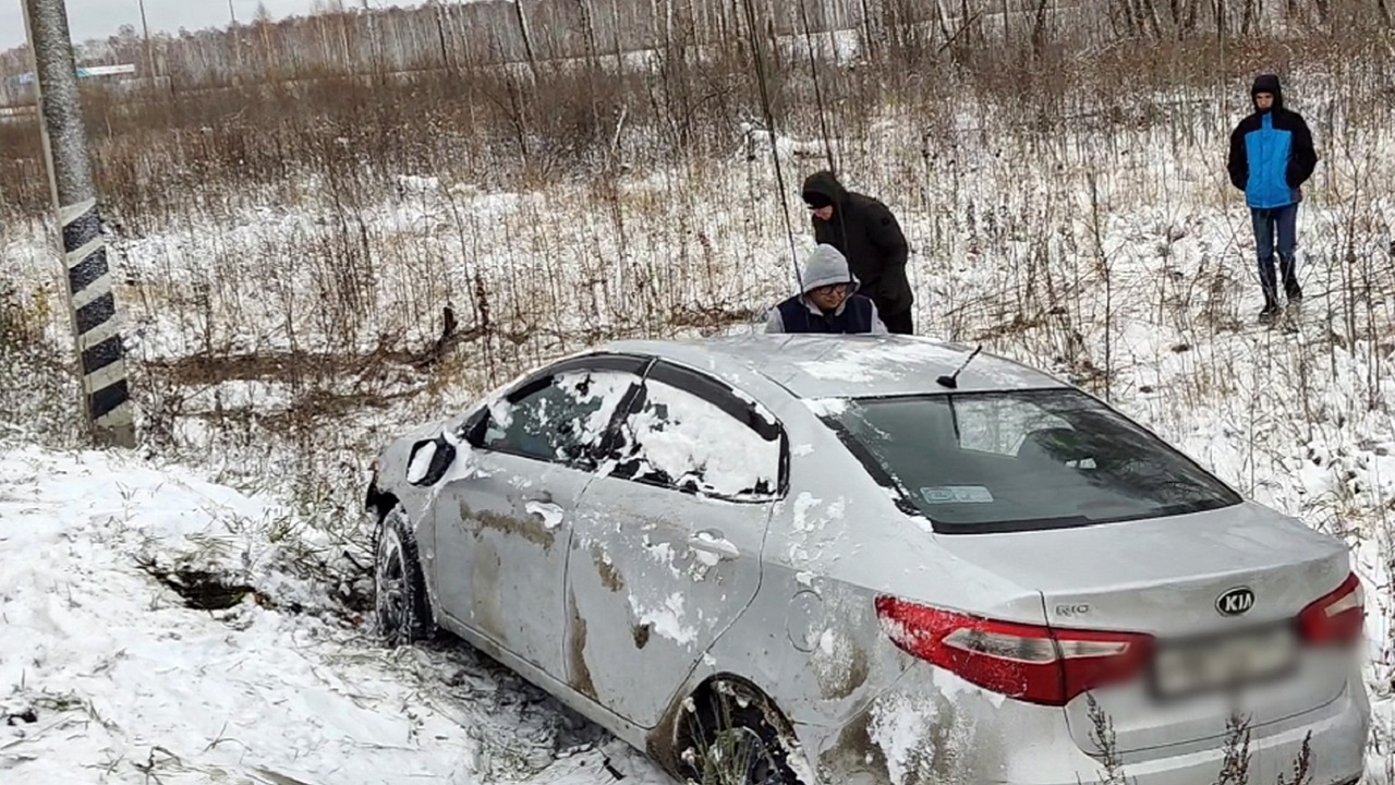 Легковой автомобиль перевернулся на трассе в Челябинской области Легковой автомобиль перевернулся на трассе в Челябинской области
