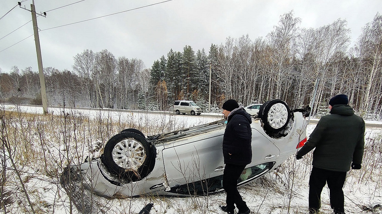 Легковой автомобиль перевернулся на трассе в Челябинской области