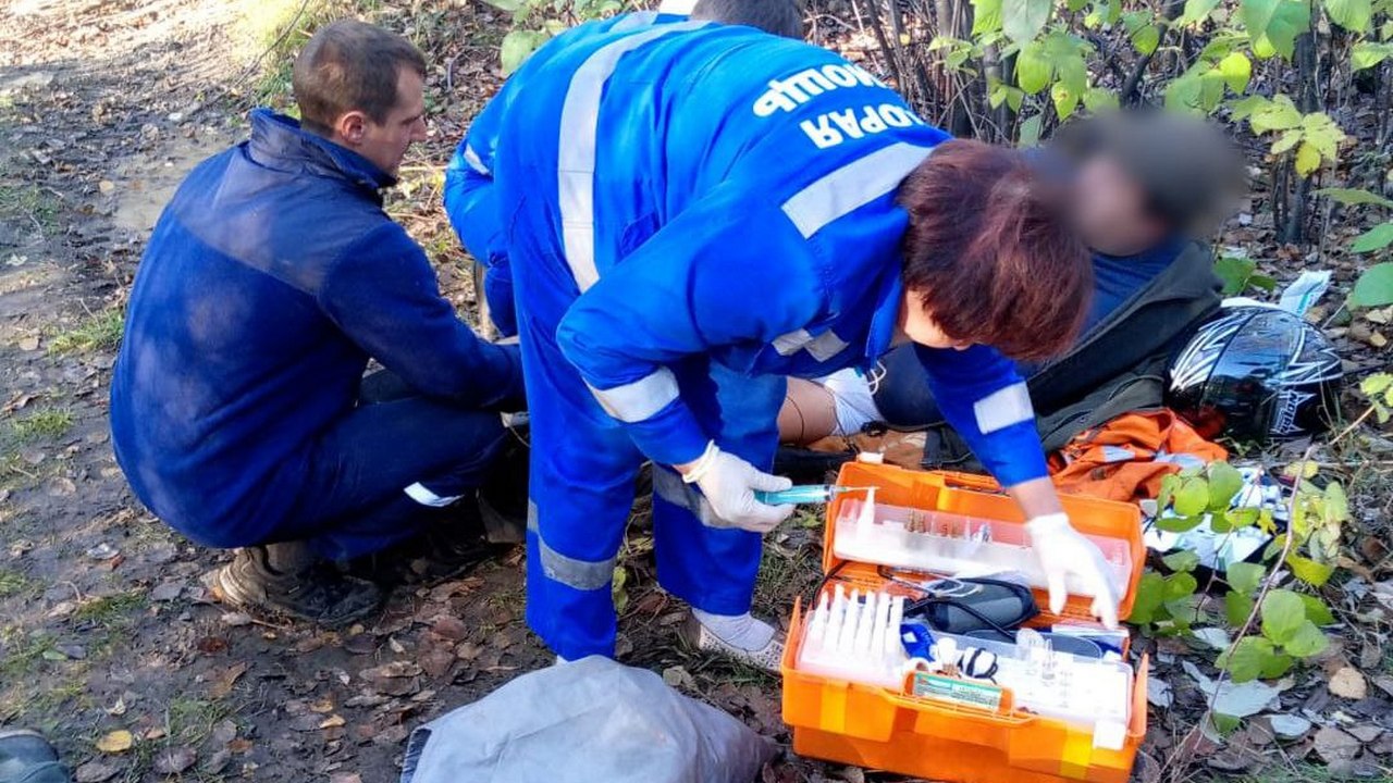 Мужчину на квадроцикле чуть не сбил грузовой поезд в Челябинской области