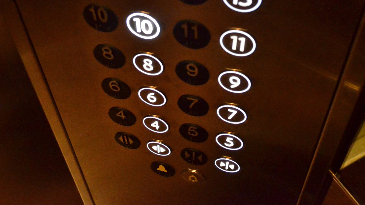 Жильцы многоэтажки помогли людям выбраться из застрявших лифтов