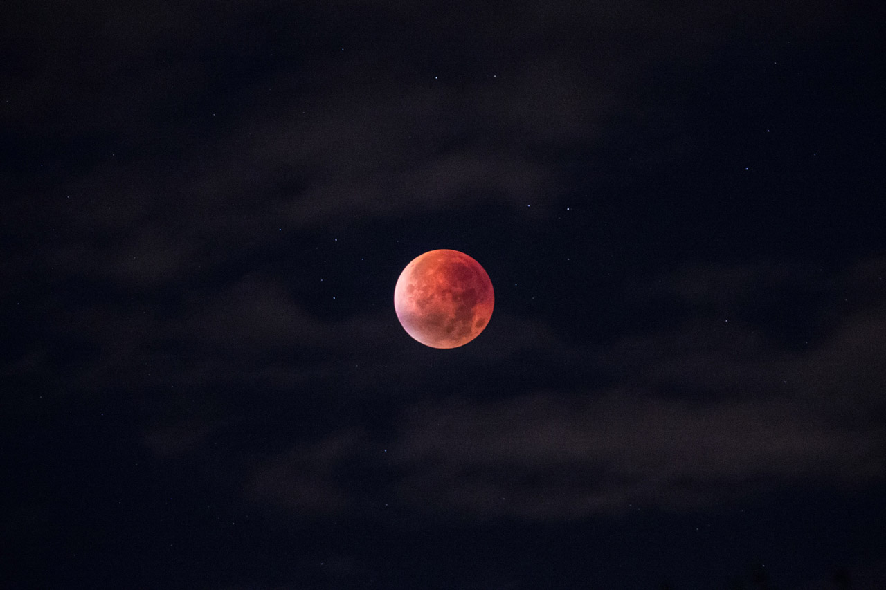 Жители Челябинской области смогут увидеть "кровавую" Луну
