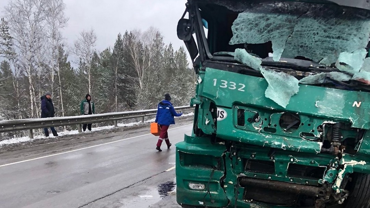 На трассе в Челябинской области столкнулись 3 грузовика: погиб мужчина