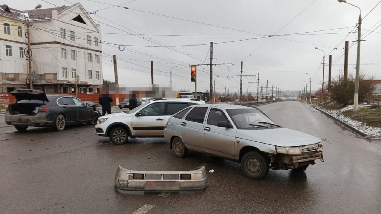 На трамвайных путях в Магнитогорске столкнулись 3 автомобиля