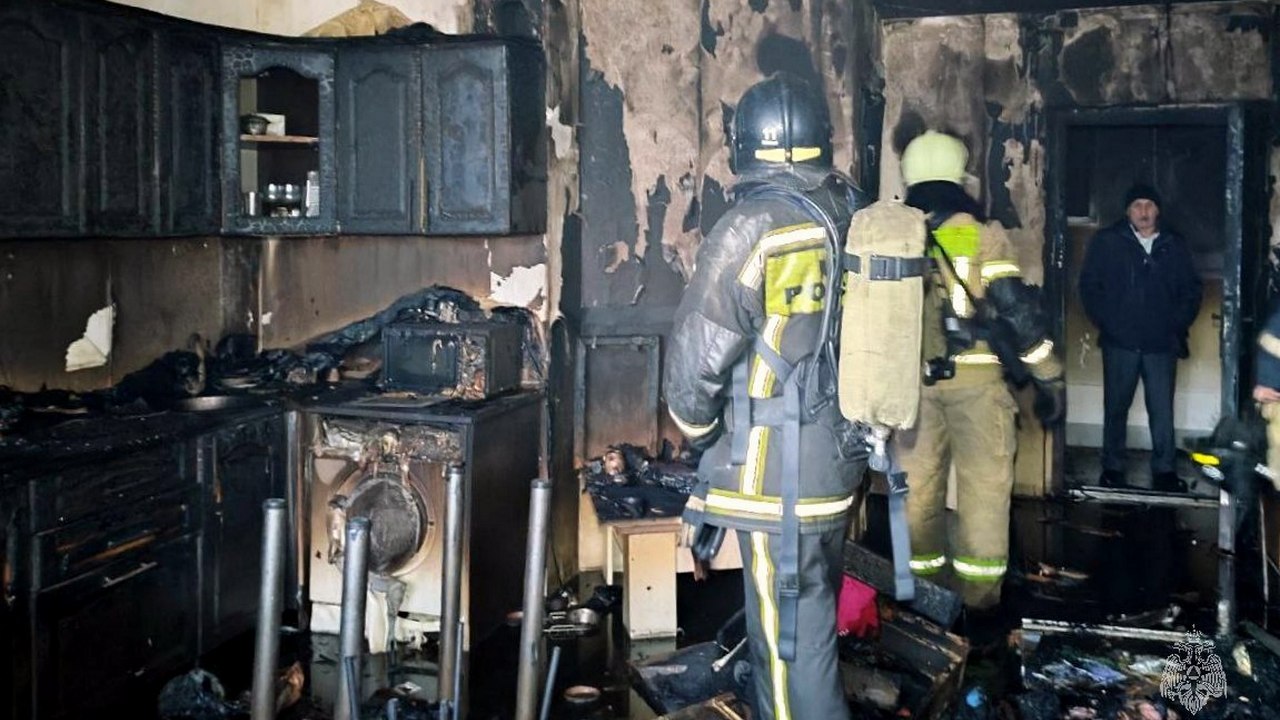 В Челябинске 20 человек эвакуировались из-за пожара в многоэтажке
