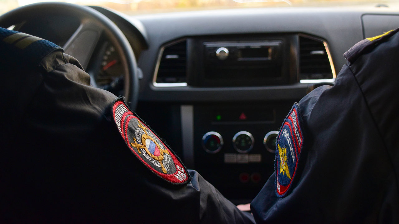 В Челябинской области полицейские открыли огонь по машине пьяного гонщика