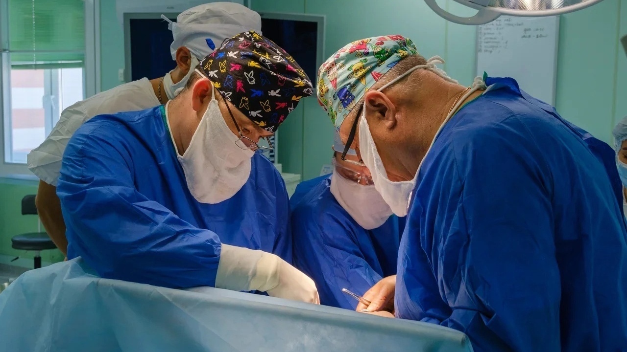 Врачи в Челябинске удалили ребенку опухоль в печени без разрезов