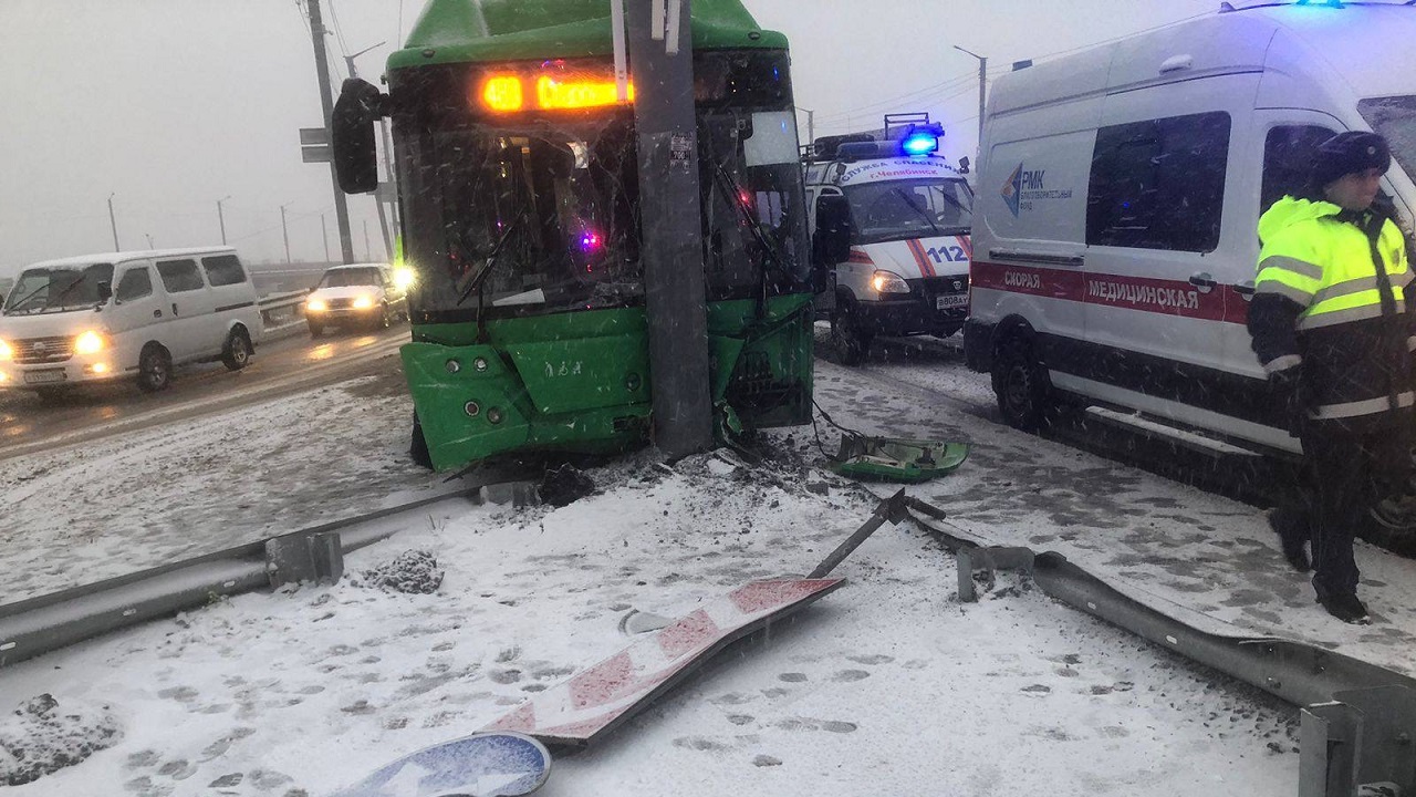 Маршрутка с пассажирами врезалась в ограждение в Челябинске