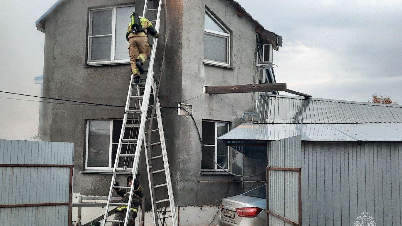 Жилой дом семьи с тремя детьми горел под Челябинском