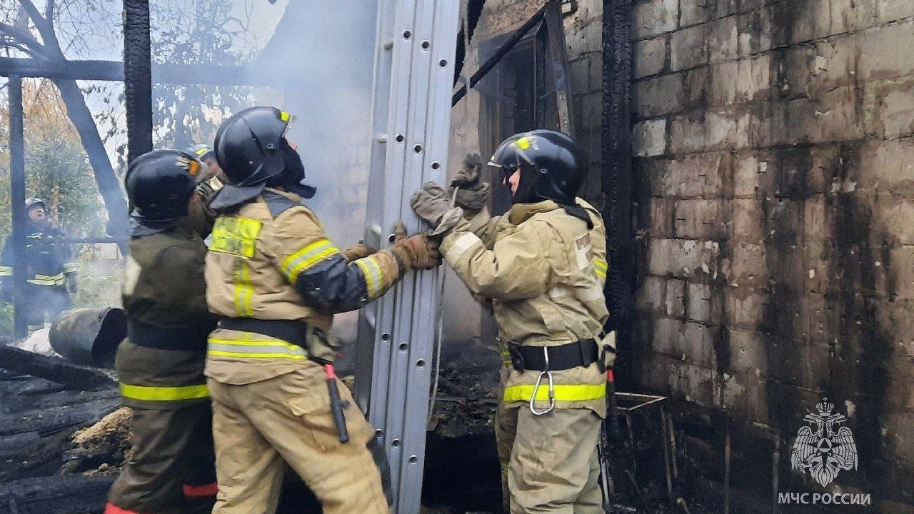 Жилой дом семьи с тремя детьми горел под Челябинском