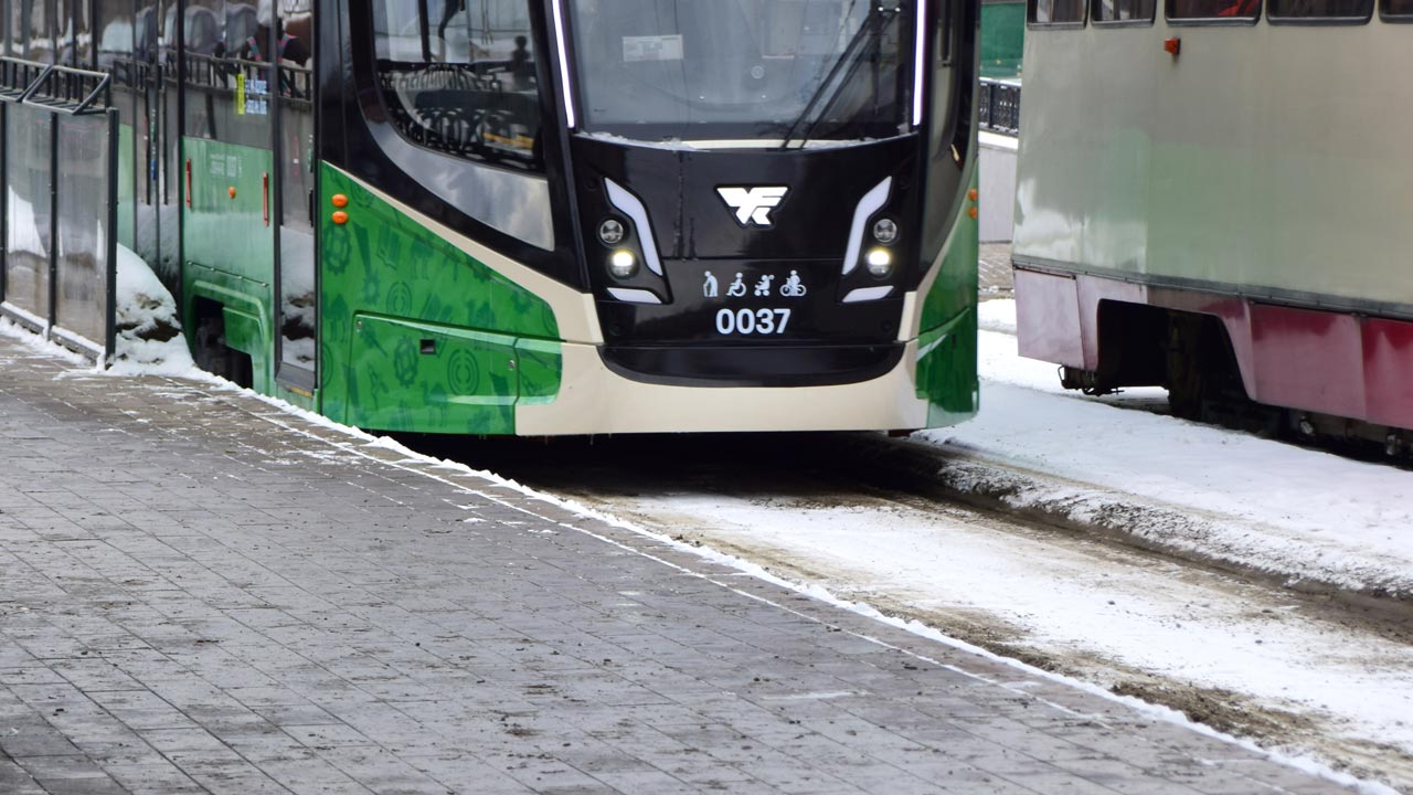 Движение трамваев в Челябинске встало из-за поломки контактной сети