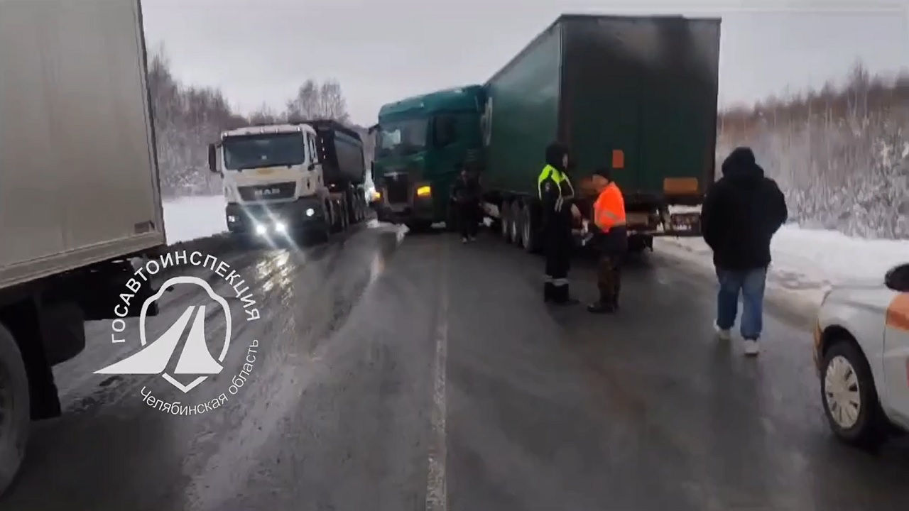 Грузовик развернуло на трассе М5 в Челябинской области, движение ограничено
