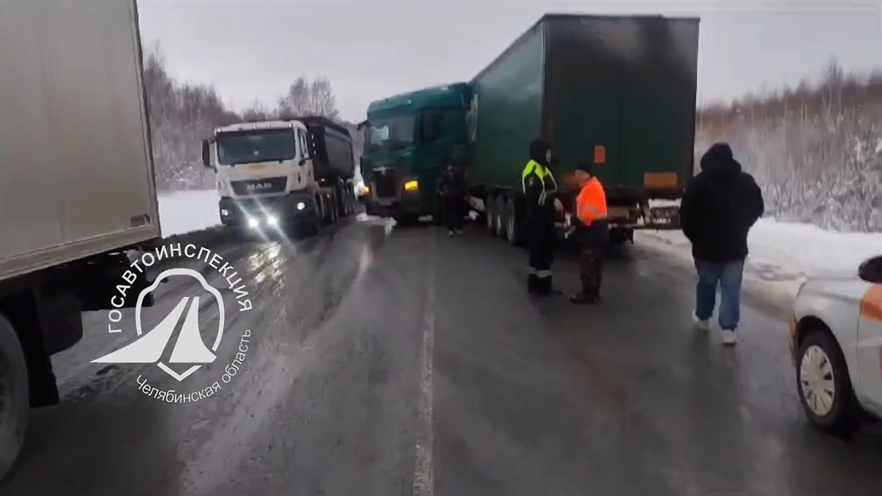 Грузовик развернуло на трассе М5 в Челябинской области, движение ограничено Грузовик развернуло на трассе М5 в Челябинской области, движение ограничено