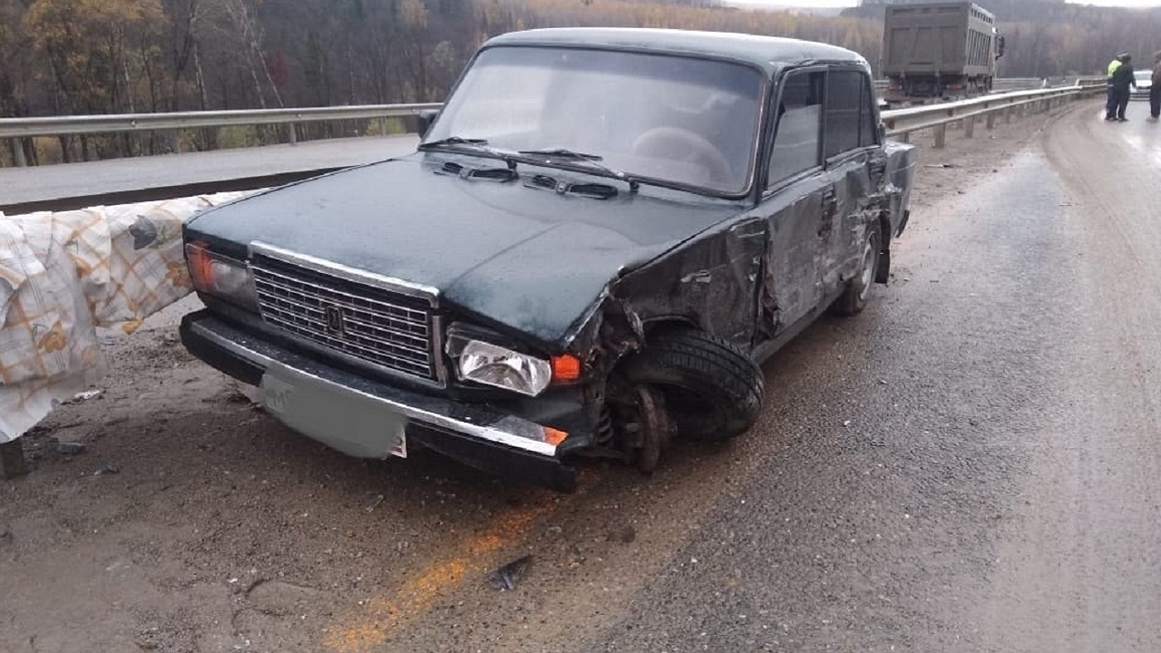 Грузовик столкнулся с легковым автомобилем на трассе М5 в Челябинской области Грузовик столкнулся с легковым автомобилем на трассе М5 в Челябинской области