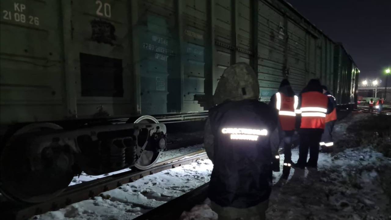 Два грузовых вагона сошли с рельсов в Челябинске