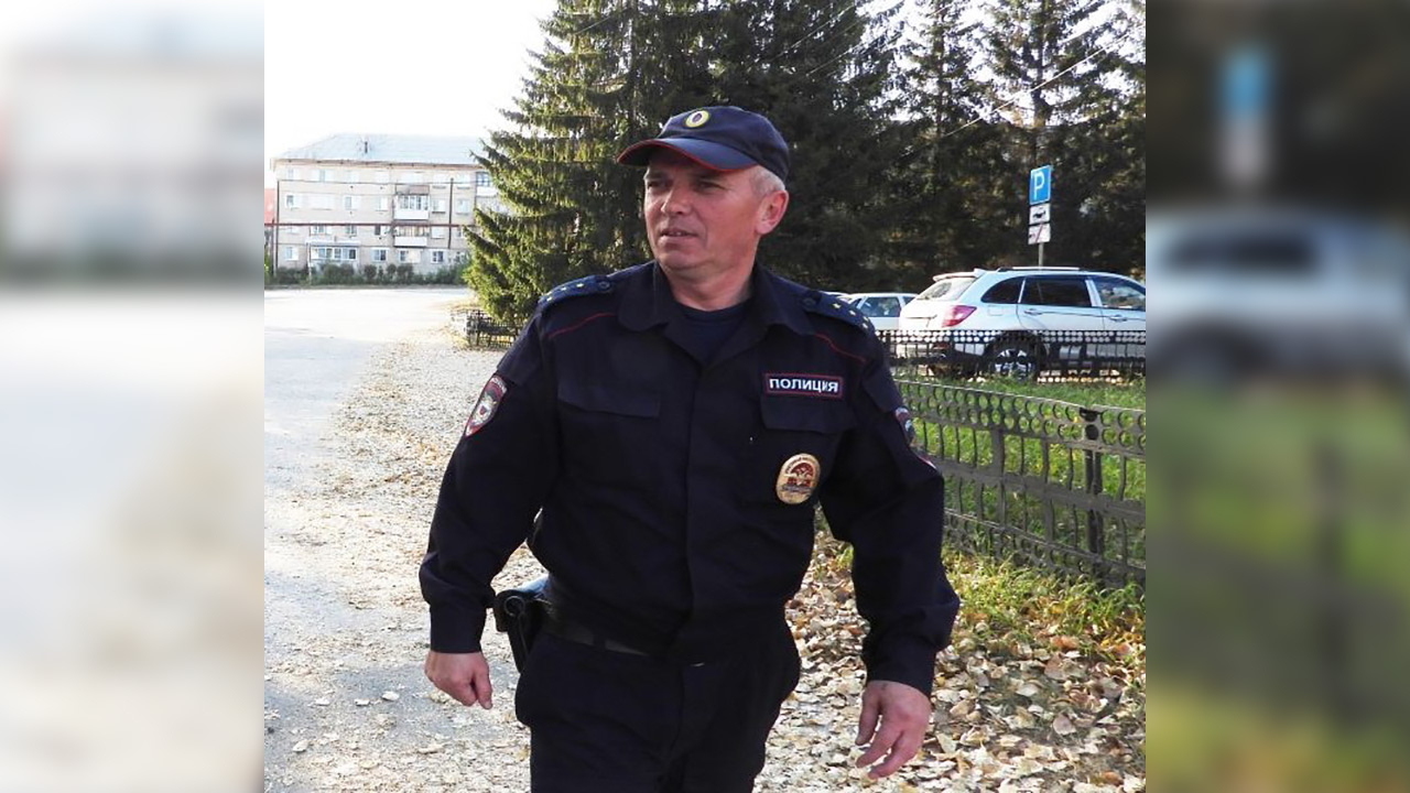 Полицейский помог спасти пенсионерку из горящего дома под Челябинском