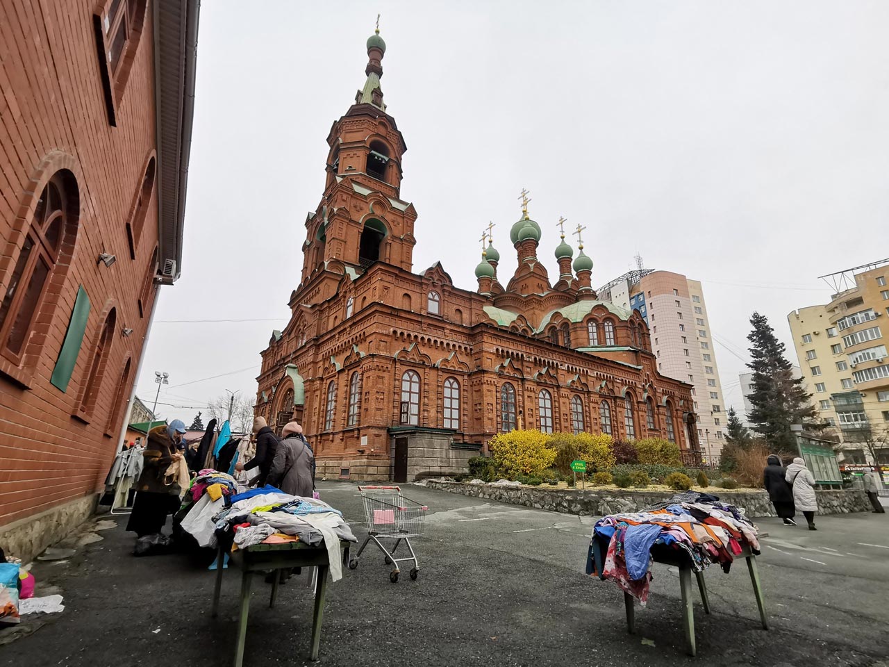 В храмах Челябинска раздают одежду и продукты