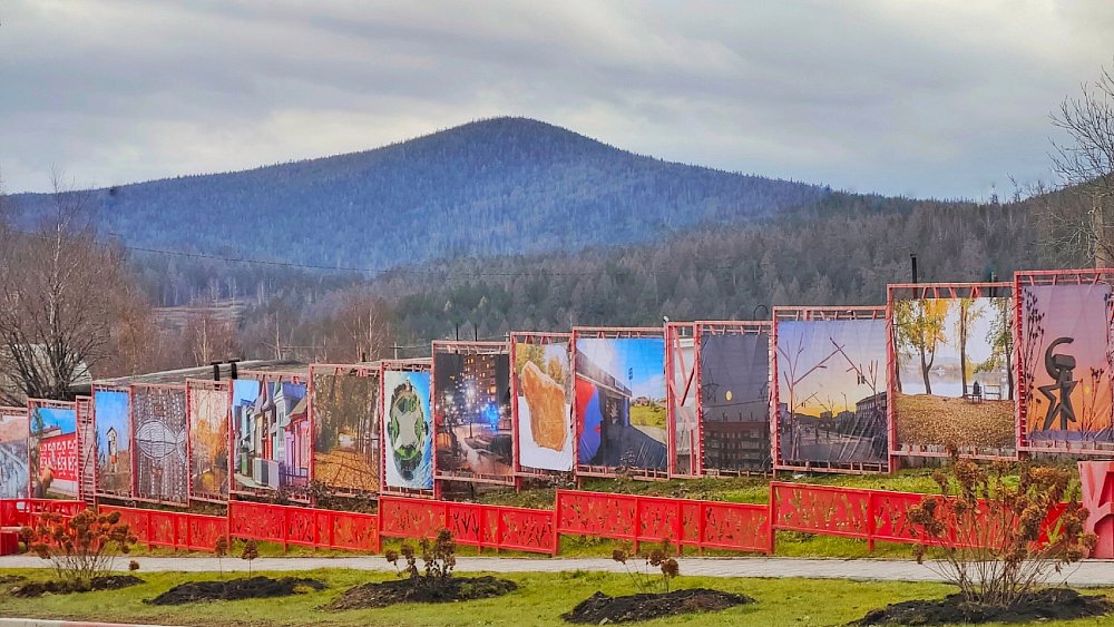 Городские фотопейзажи под открытым небом: в Сатке открылась необычная галерея Городские фотопейзажи под открытым небом: в Сатке открылась необычная галерея
