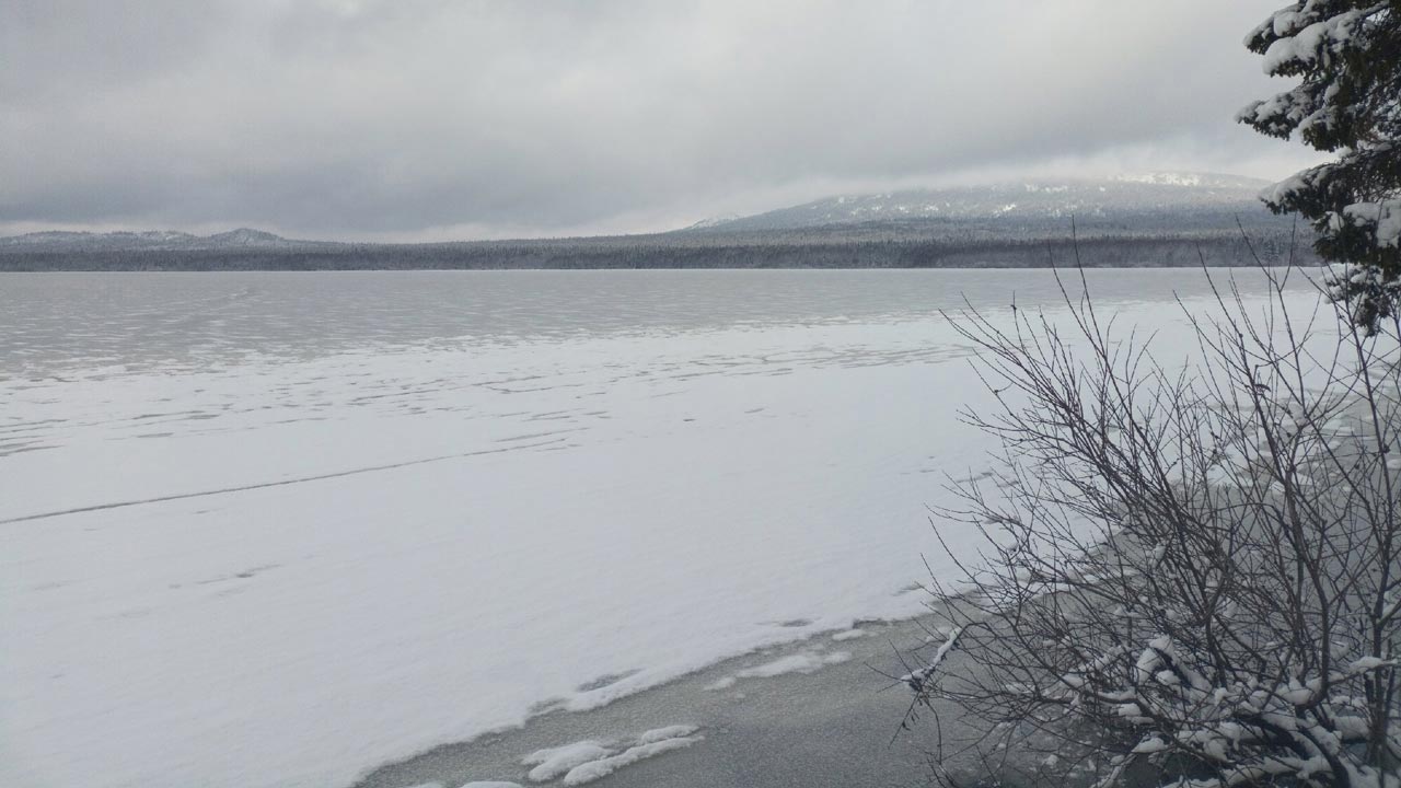 Ледяные кольца: как замерзает высокогорное озеро на Южном Урале