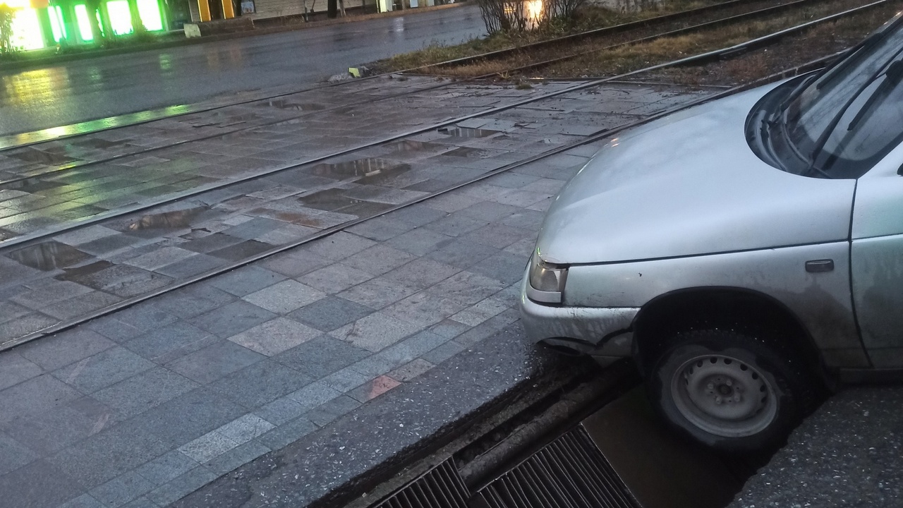 В Челябинской области 2 автомобиля провалились в разрушенную ливневку