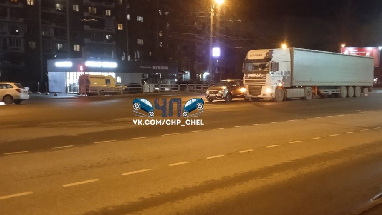 Реанимобиль попал в ДТП на перекрестке в Челябинске Реанимобиль попал в ДТП на перекрестке в Челябинске