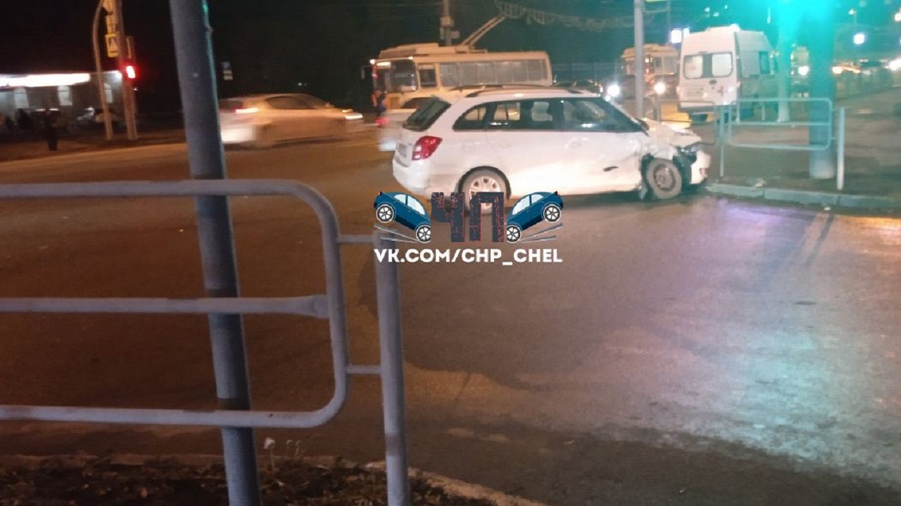 Реанимобиль попал в ДТП на перекрестке в Челябинске