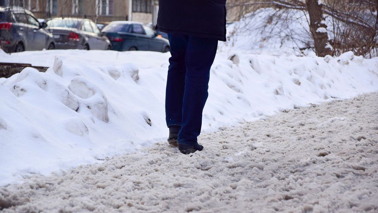 Улицы Челябинска будут посыпать песком и солью для борьбы с гололедицей