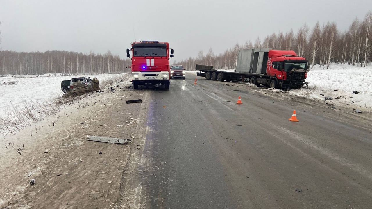 Женщина погибла после ДТП с грузовиком на трассе в Челябинской области