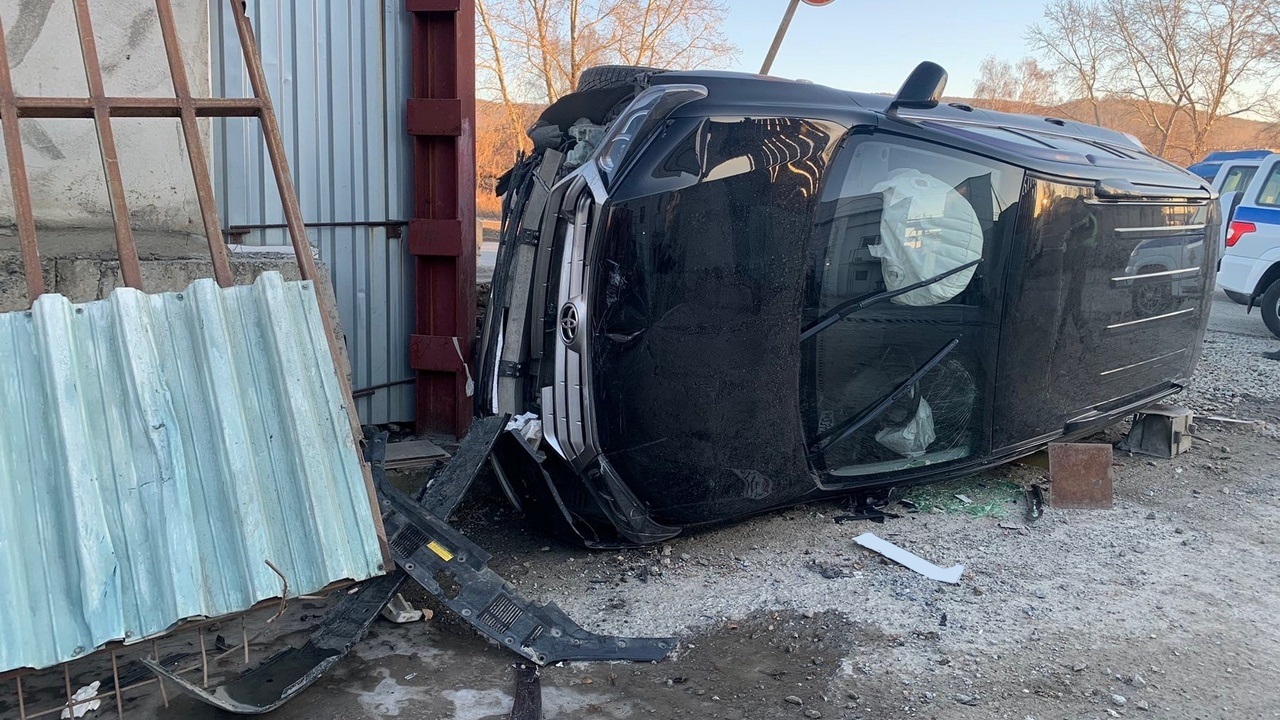Автомобиль перевернулся на бок после аварии в Челябинской области