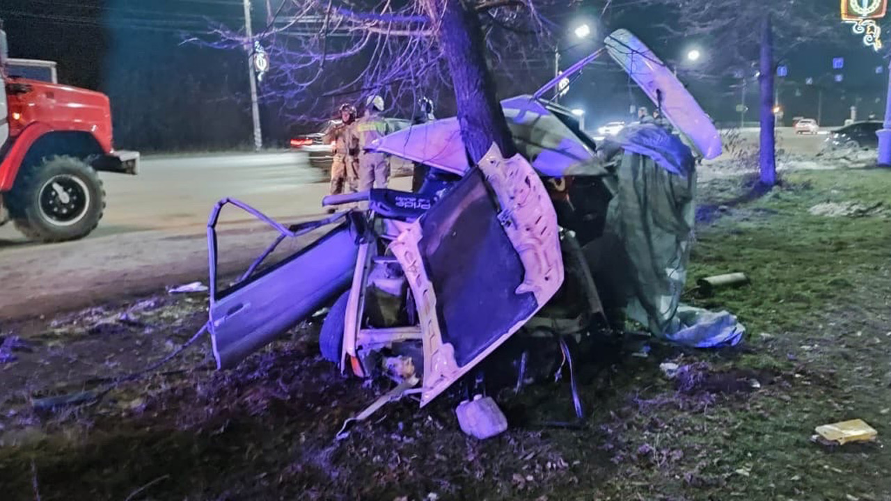 Водитель автомобиля погиб, врезавшись в дерево в Копейске