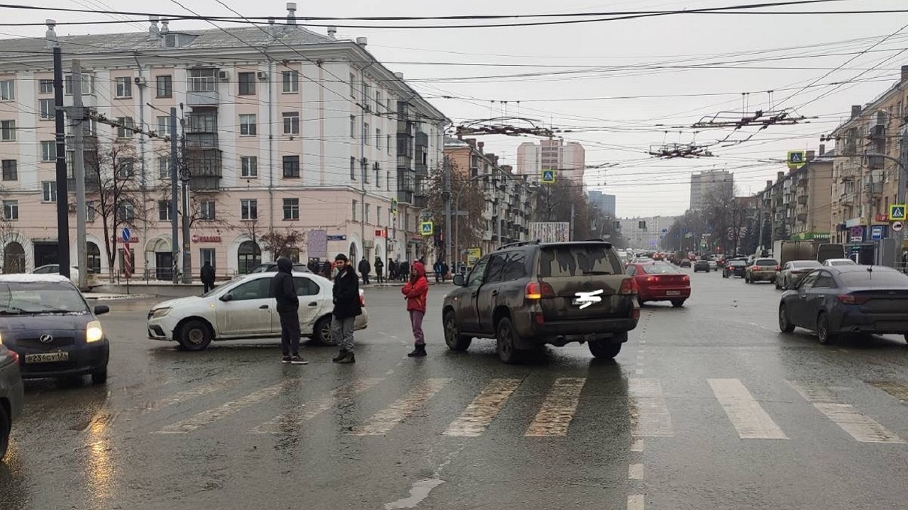 Авария заблокировала движение общественного транспорта в центре Челябинска Авария заблокировала движение общественного транспорта в центре Челябинска