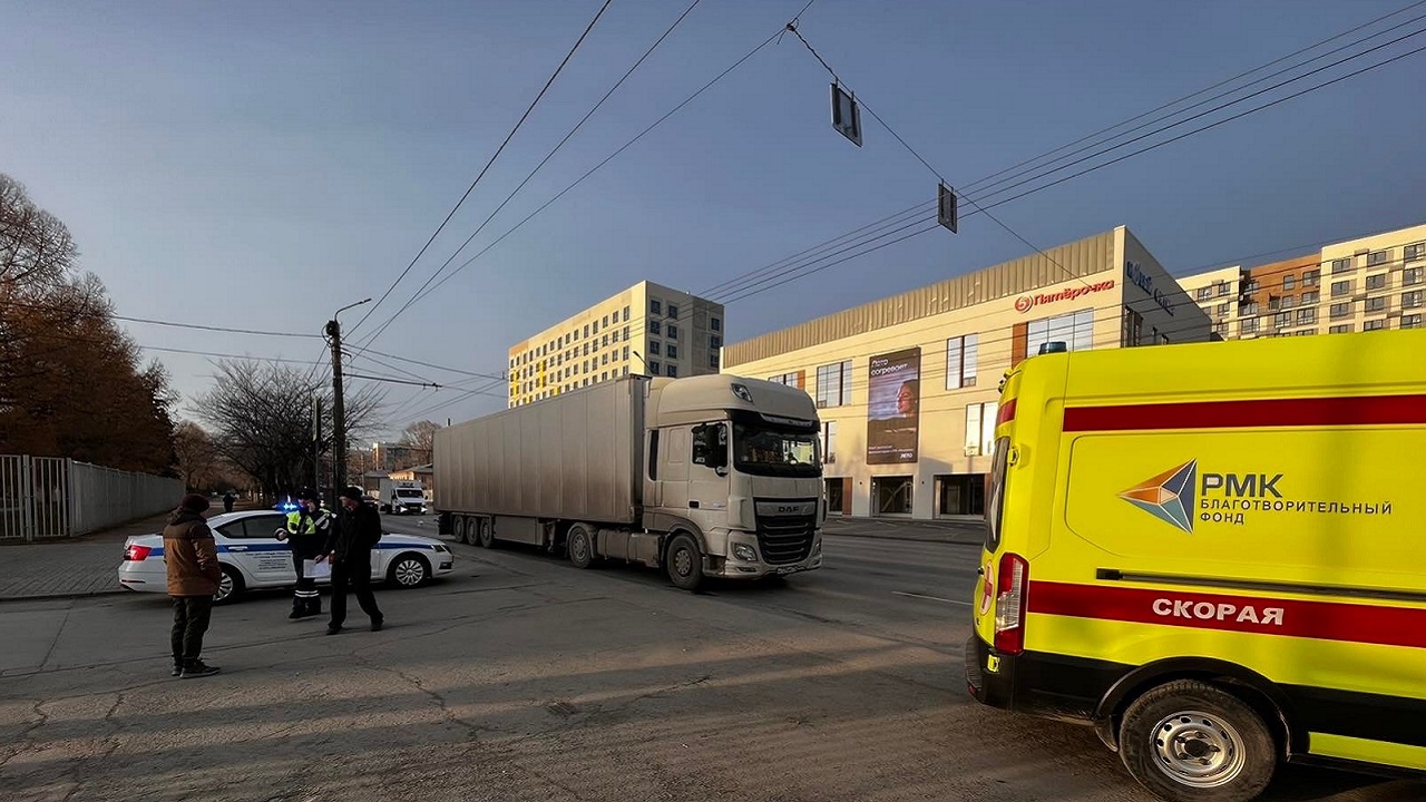 Фура насмерть сбила пешехода в Челябинске Фура насмерть сбила пешехода в Челябинске