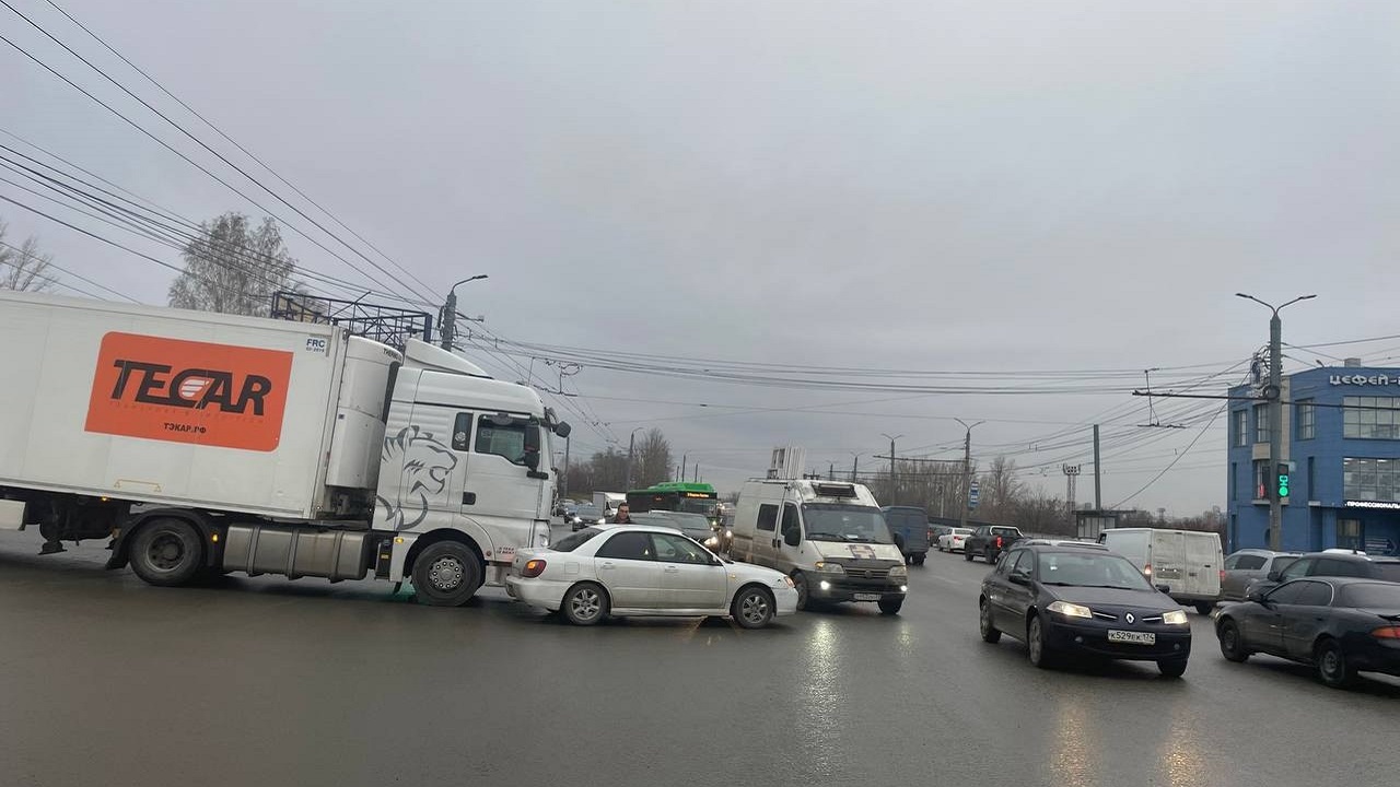 ДТП с грузовиком спровоцировало огромную пробку в Челябинске