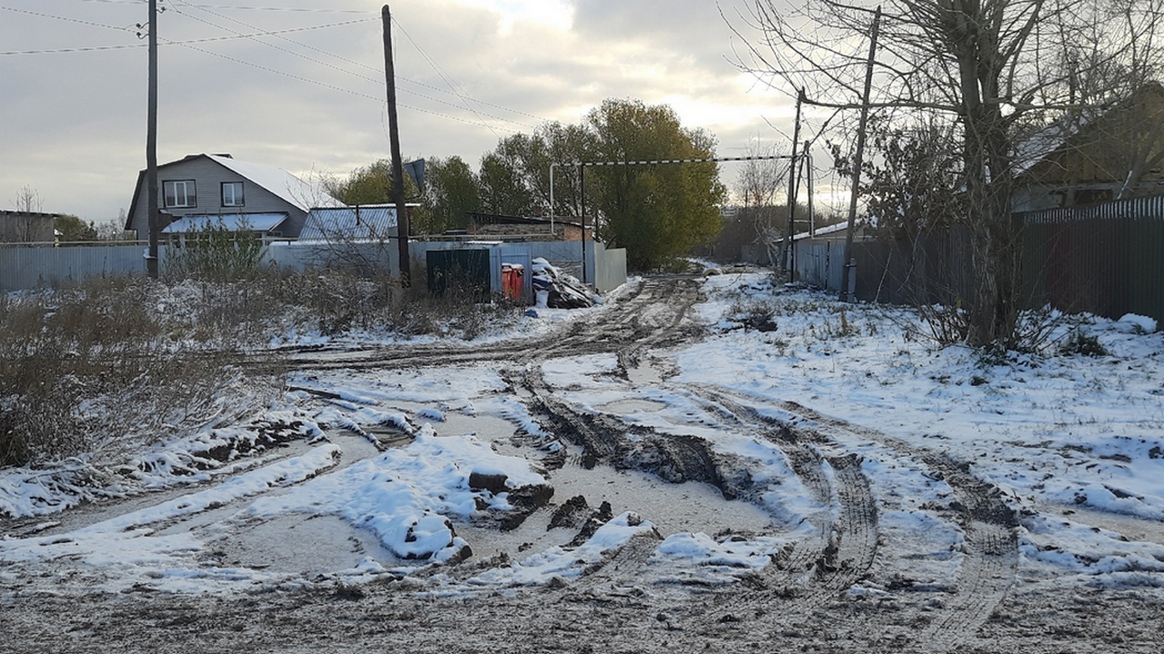 "Застревают даже Газели": жители поселка под Челябинском пожаловались на единственную дорогу