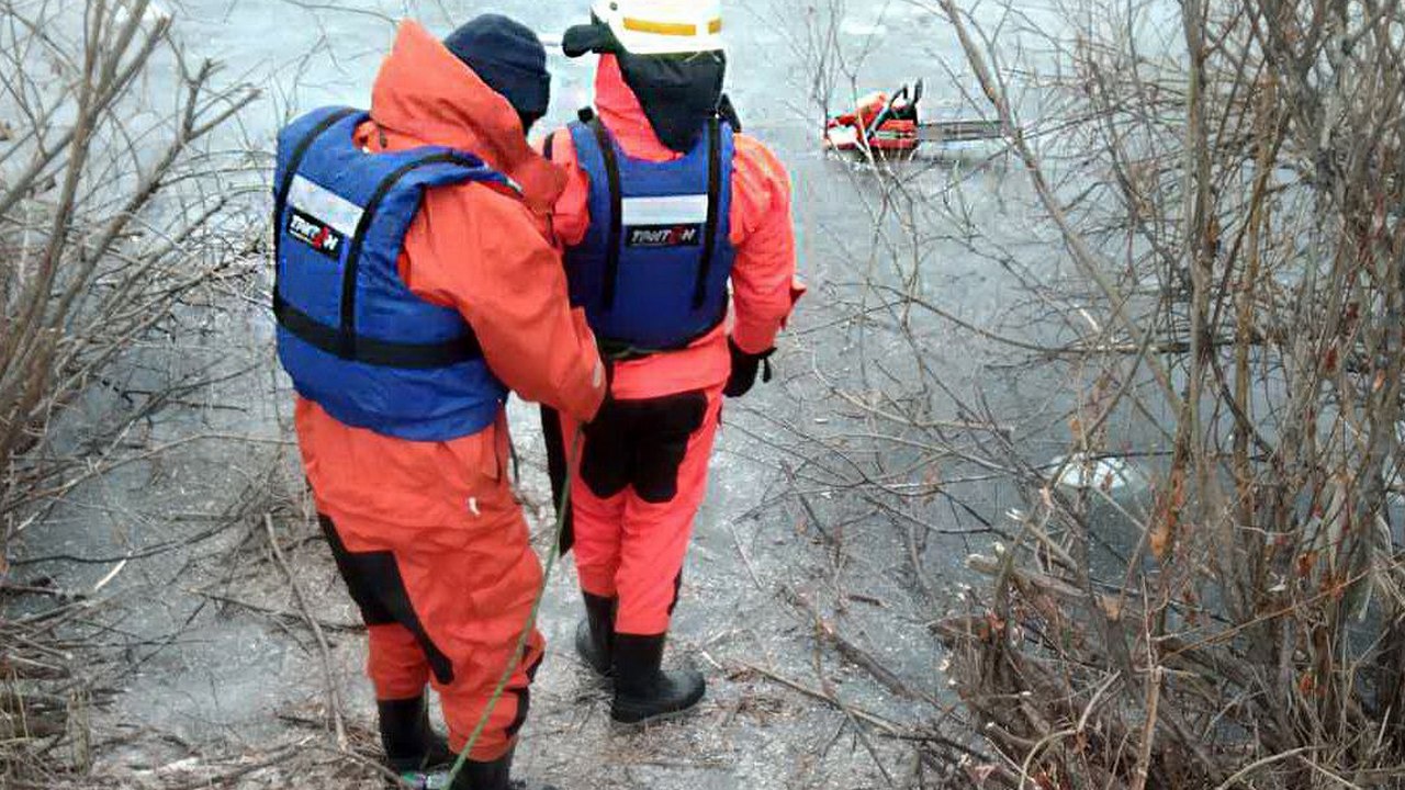 Вмерзшее в лед тело мужчины нашли на карьере в Челябинской области