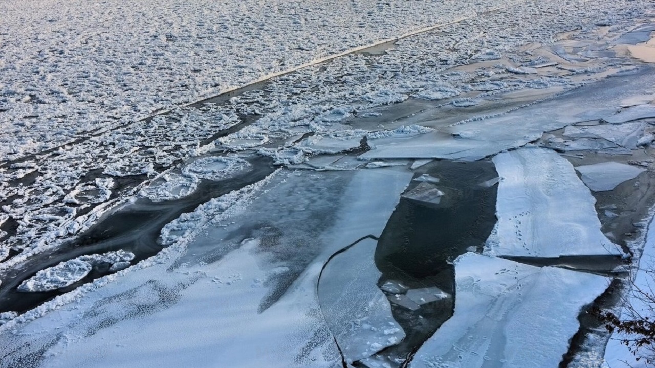 Рыбак провалился под лед и погиб на водохранилище в Челябинской области