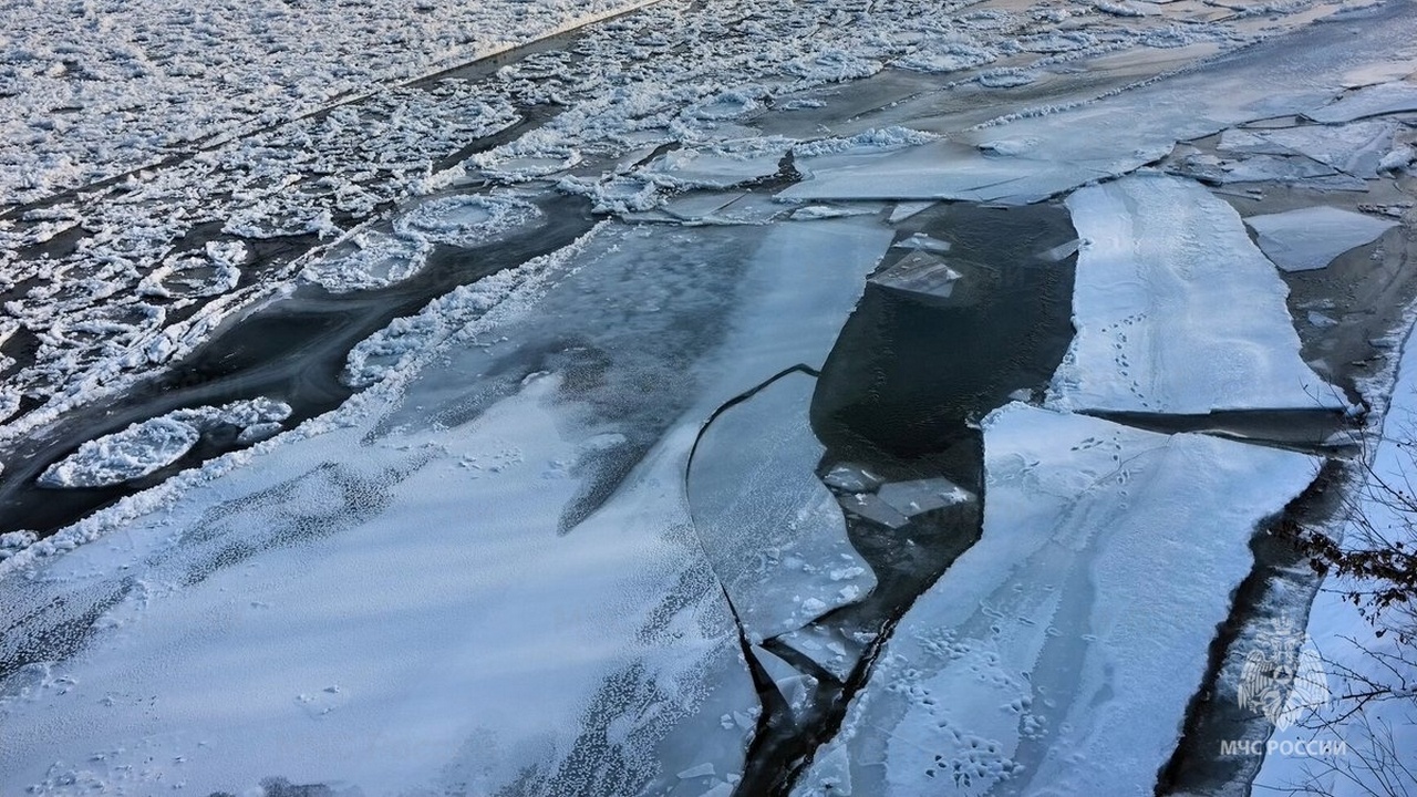 Сотрудники МЧС рассказали школьникам Челябинска об опасности тонкого льда