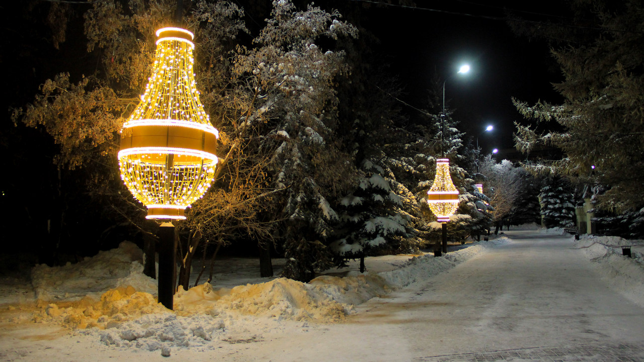 На улицах Челябинска начали установку новогодних арт-объектов